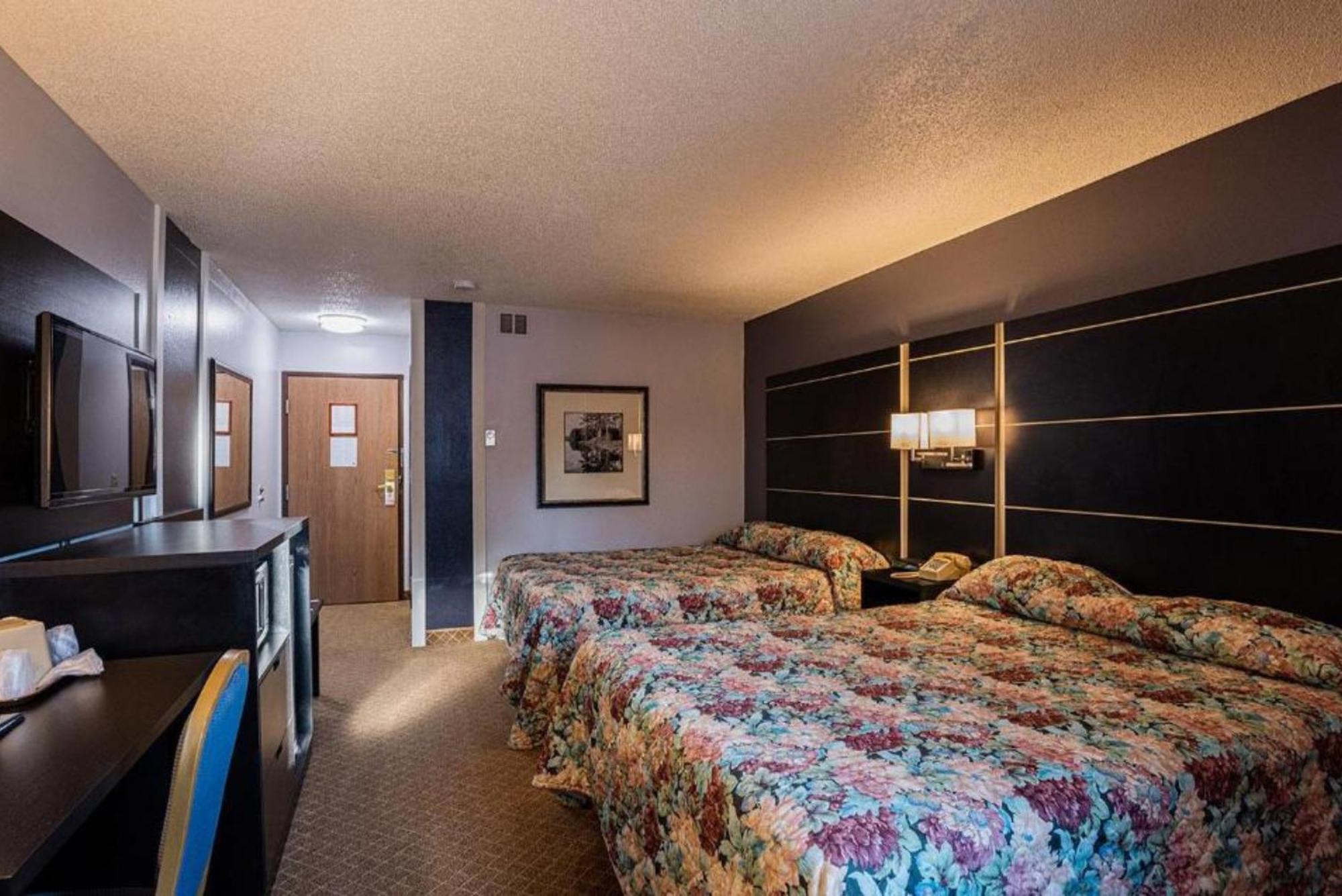 Coratel Inn & Suites By Jasper Hastings Exterior photo